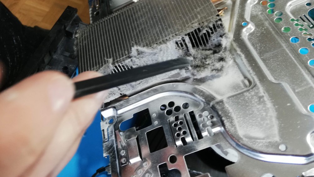 pulizia-accurata-polvere-dissipatore-ps4