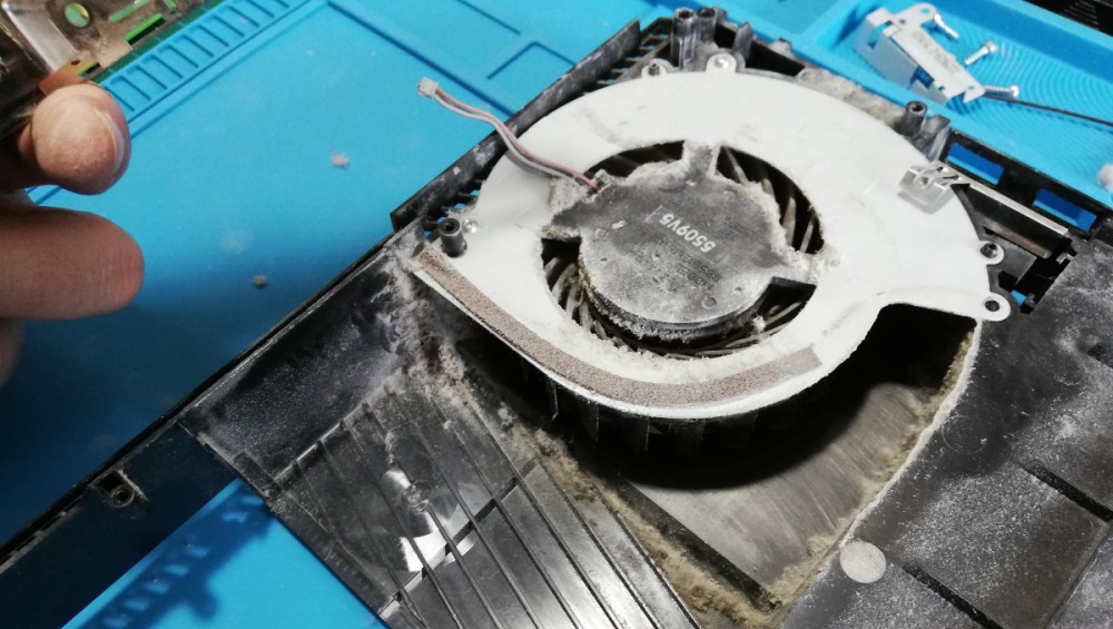 ventola-ps4-piena-di-polvere-pulizia-consolles