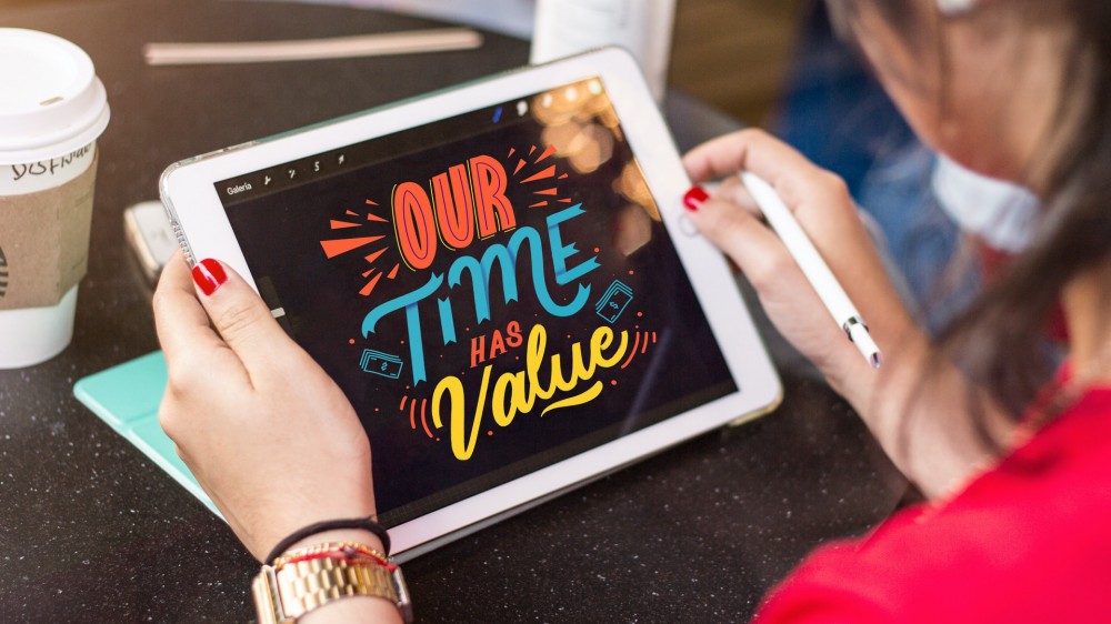 tablet con app per la creativit&agrave; usto con la penna 