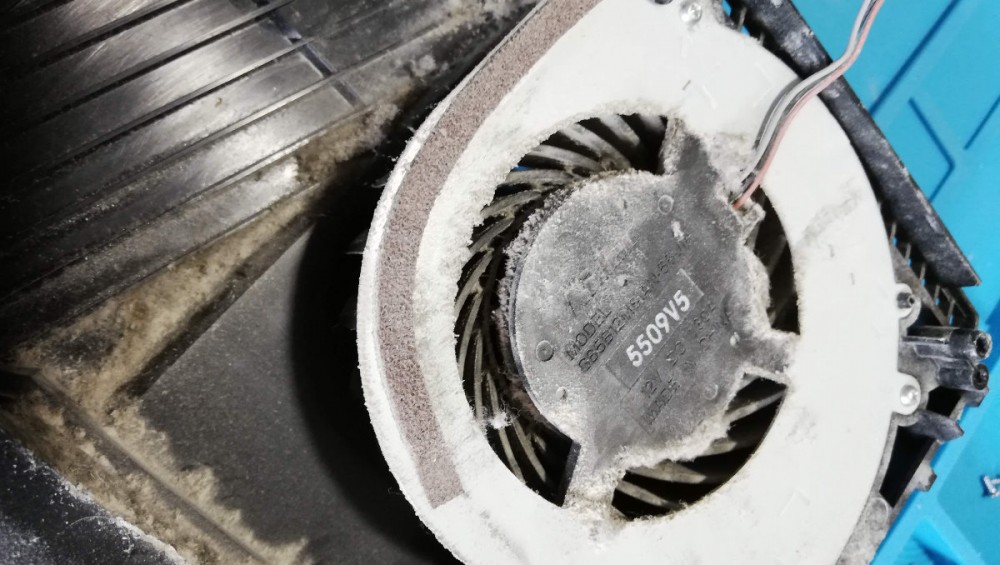 ventola-ps4-piena-di-polvere